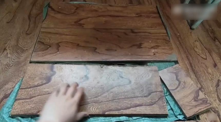 涉事大學生發現宿舍內地板不平,結果地板可以輕易移開,底下更是一個神秘地道。(互聯網)