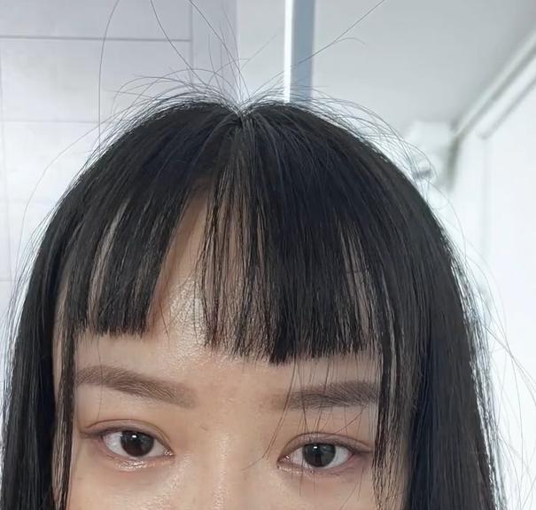 吳女被剪壞的瀏海,可能衰過自己剪。(互聯網)