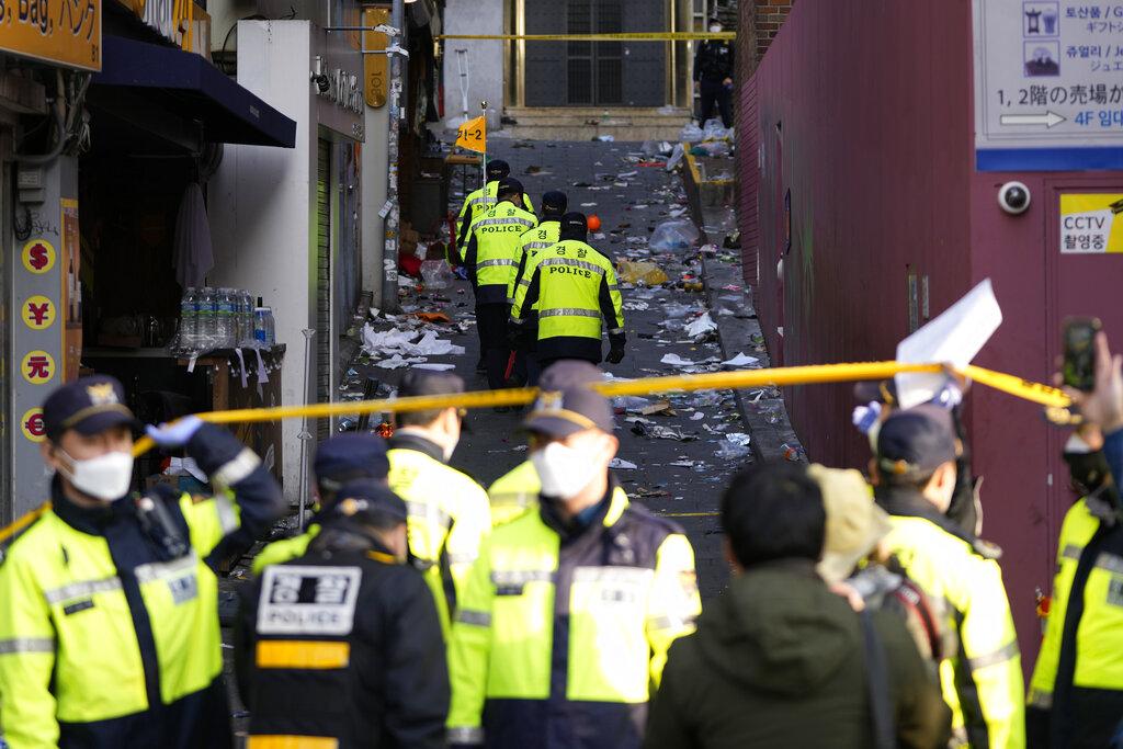 警方周日在現場調查。(美聯社)