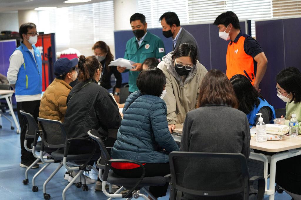 民眾到社區中心尋找失聯的親屬。(美聯社)