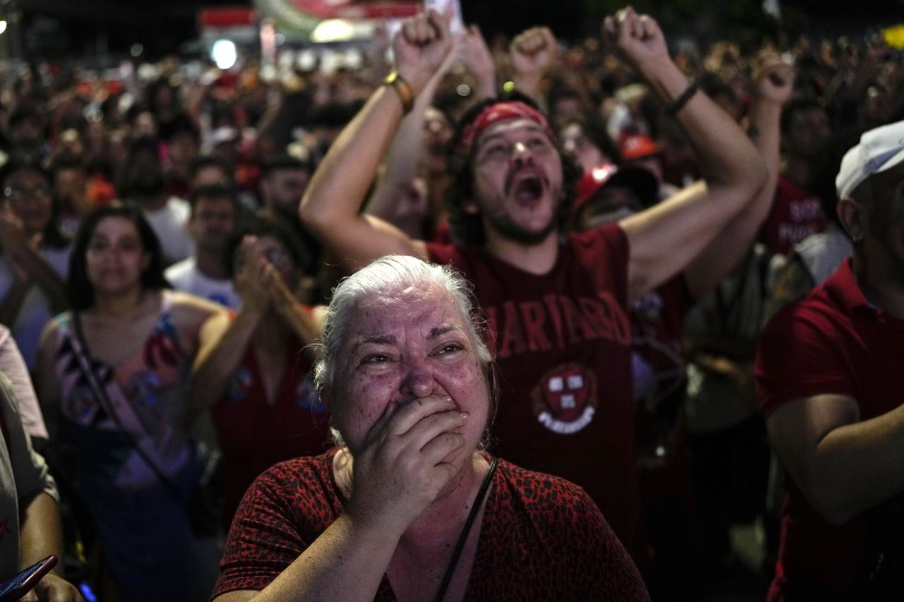位於聖保羅市中心的盧拉競選總部,有數千民眾聚集為盧拉歡呼,表現興奮。(AP)