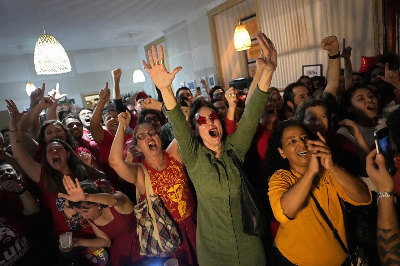 位於聖保羅市中心的盧拉競選總部,有數千民眾聚集為盧拉歡呼,表現興奮。(AP)