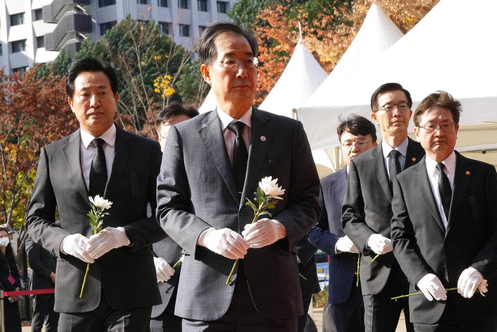總理韓德洙與政府官員向死者獻花。(美聯社)
