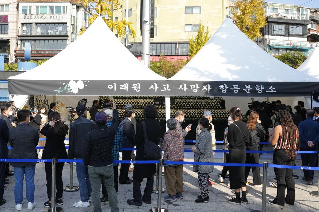 民眾在臨時靈堂外排隊致哀。(美聯社)