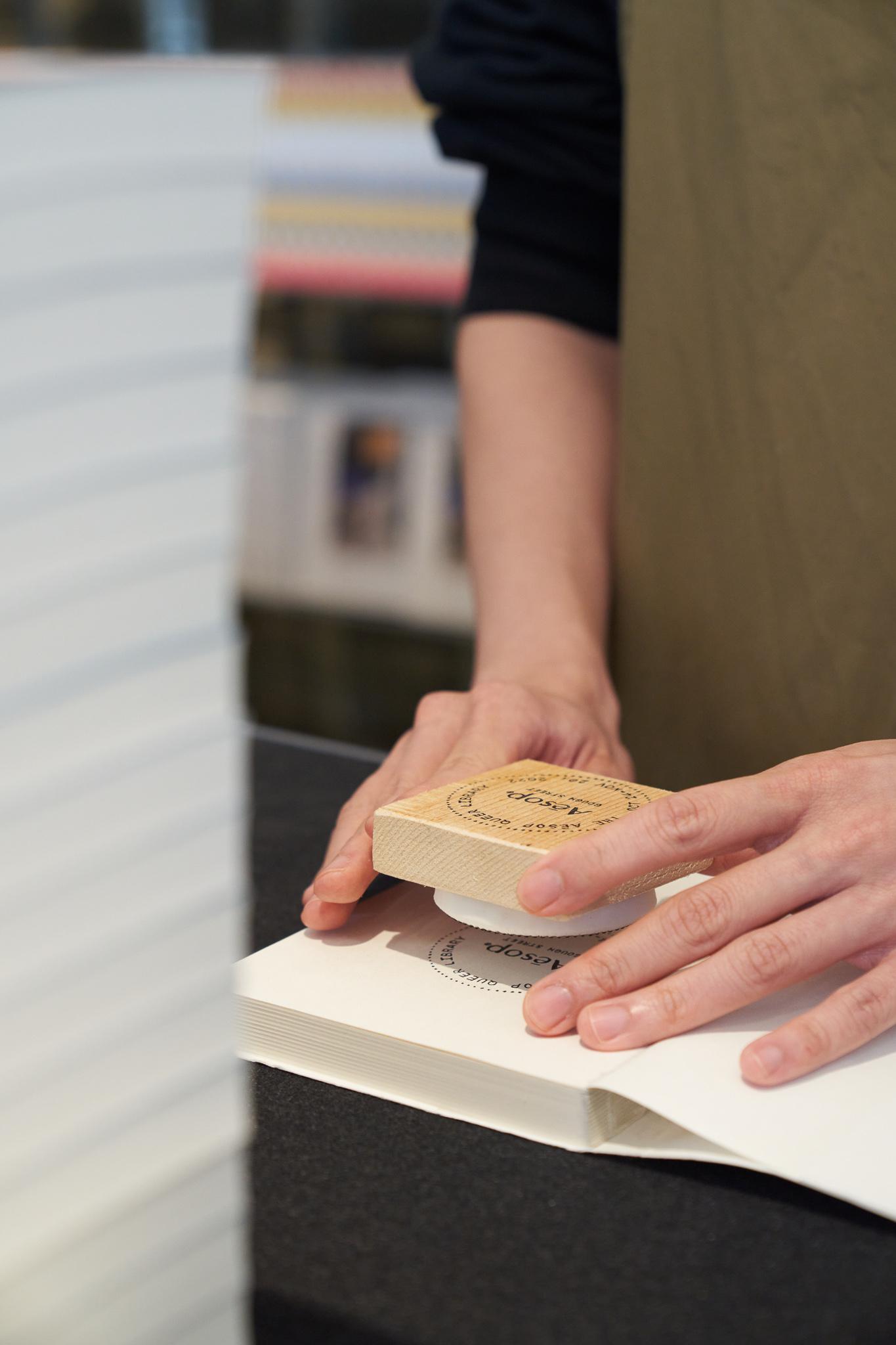 參加者可挑選一款喜愛的Aesop香水,店員會噴在書本裡,並在書本上印上活動印記。