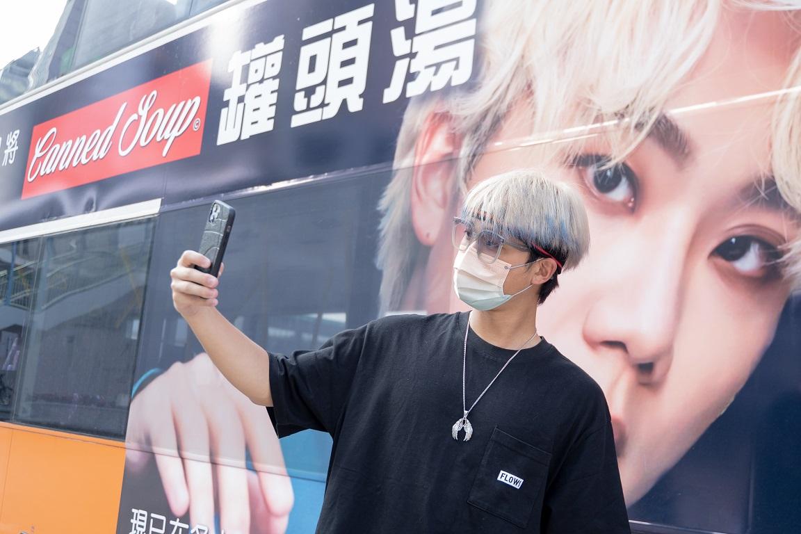 CY在巴士應援大頭照前,興奮自拍。