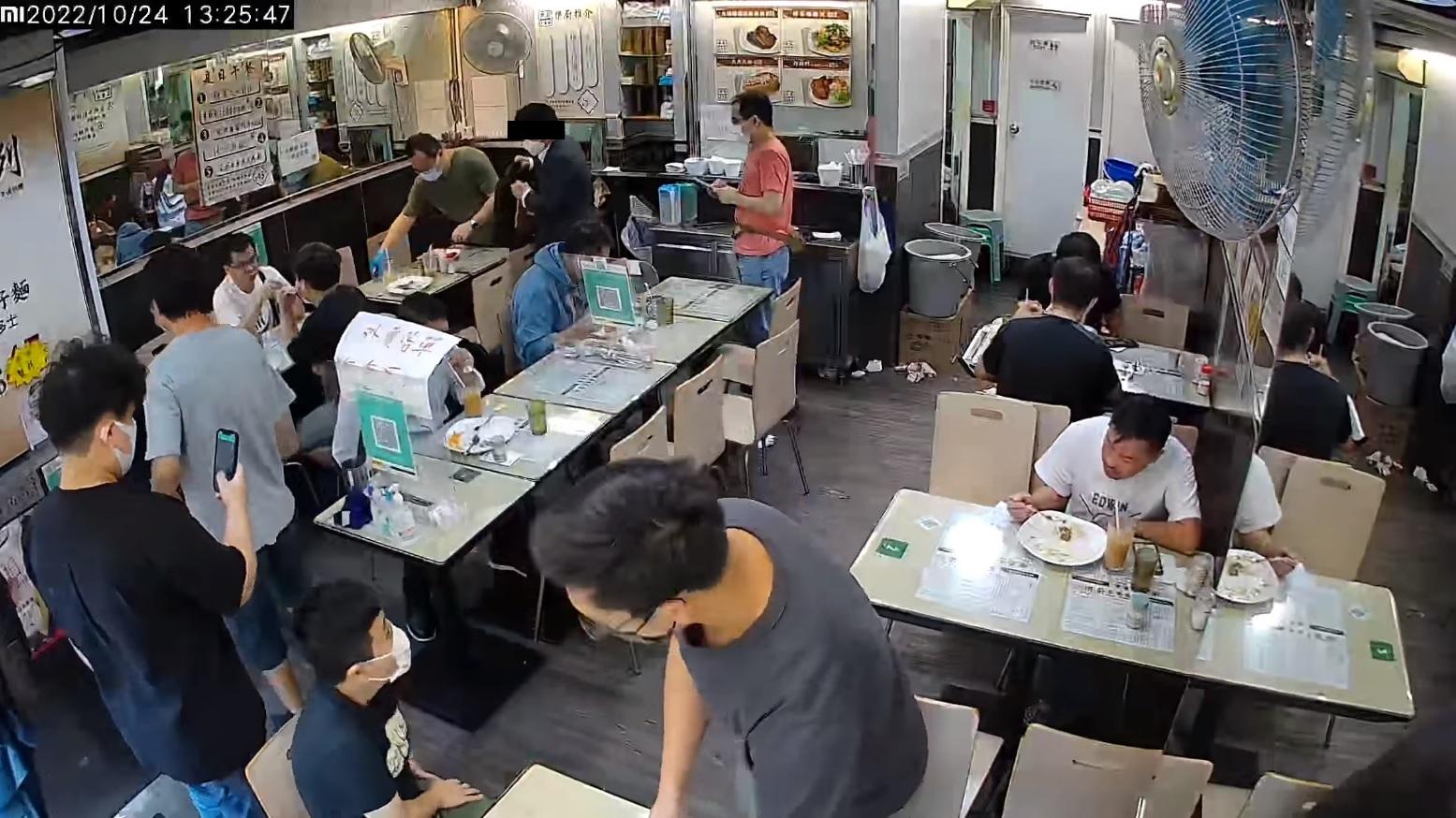 網民翻查閉路電視片段,發現一名西裝男疑順手牽羊。