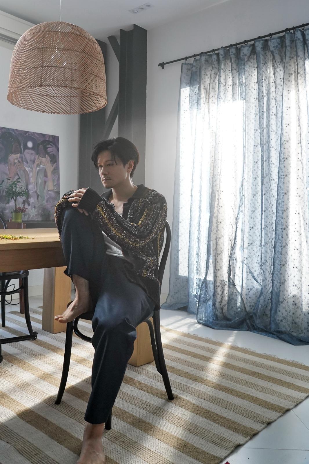 On仔在《厭惡物圖鑑》的MV中,單戀林千渟,可惜女方仍愛前度。