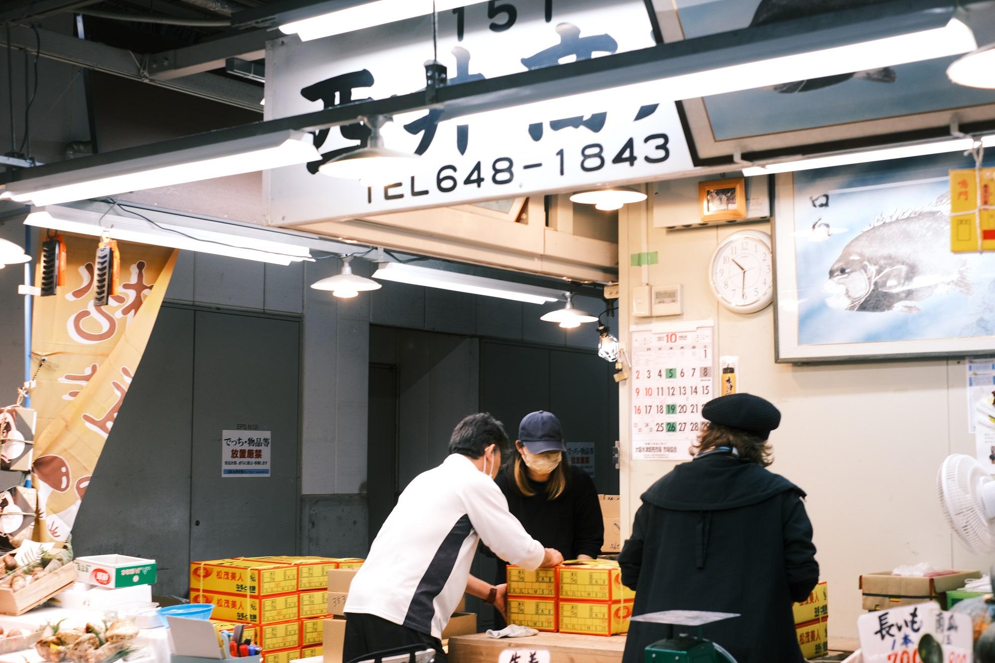 「西井商店」是木津卸売市場的老字號,1952年開業至今,主打高級日本松茸