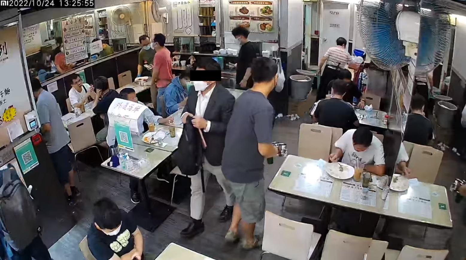 該名西網男離開座位時拿起iPad Pro,以其黑色背囊掩飾。