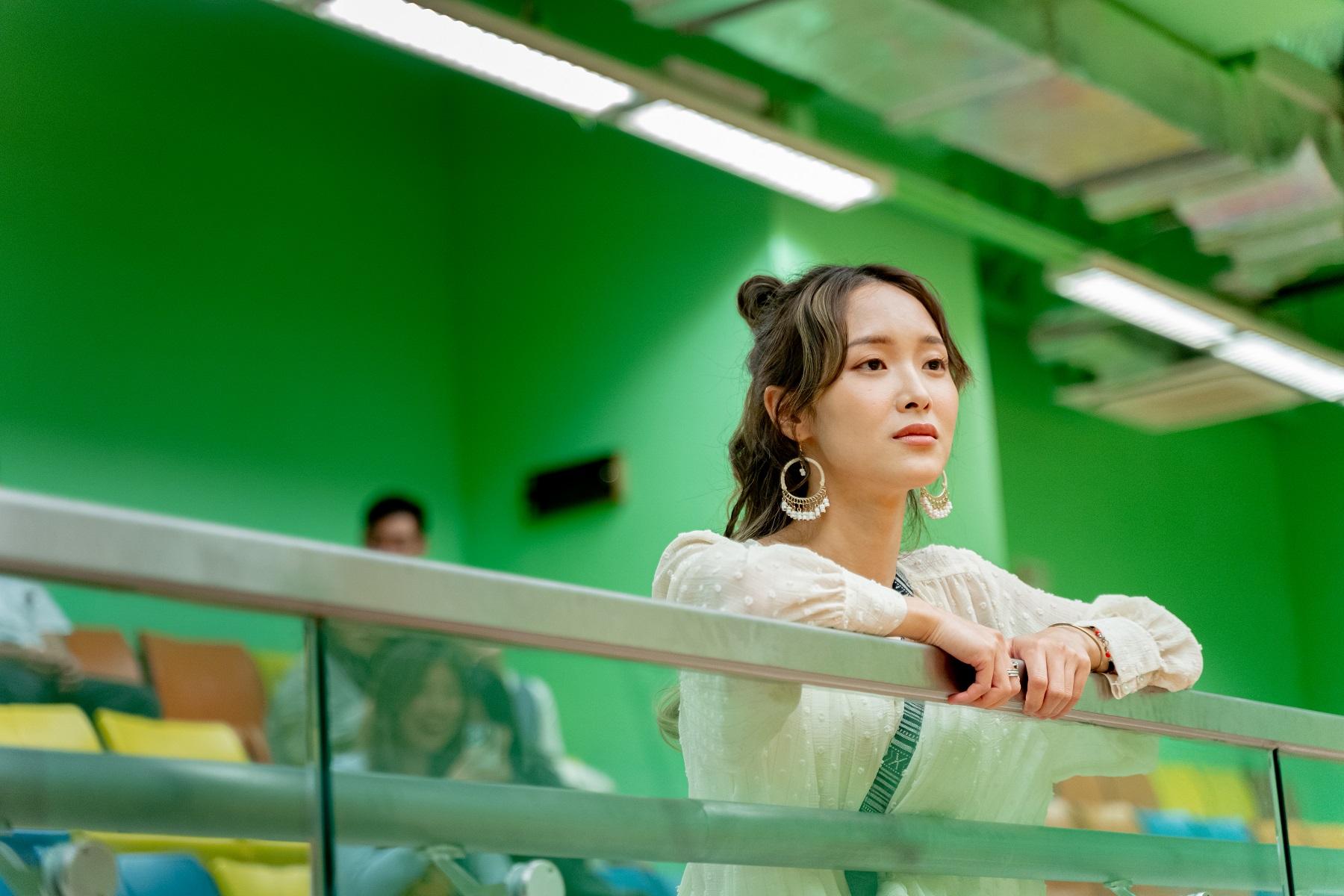 Yvonne(羅允芝飾)獲家棟邀請觀賽。(劇照)