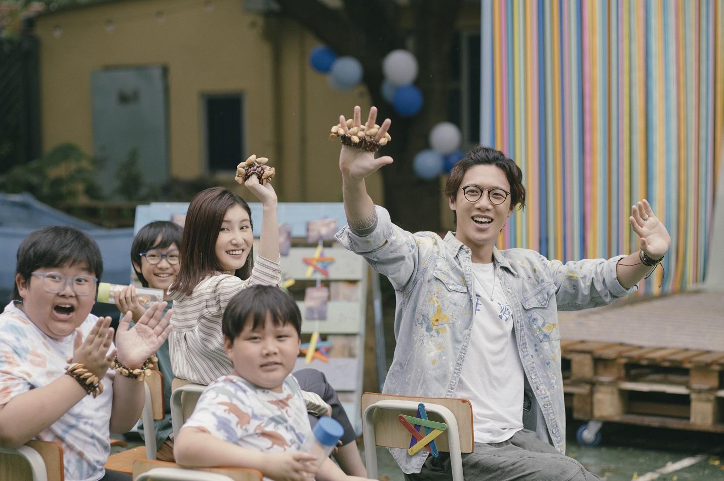 眾人為東尼舉行一場沒有眼淚、只有歡呼聲的演唱會。(《野人老師》劇照)