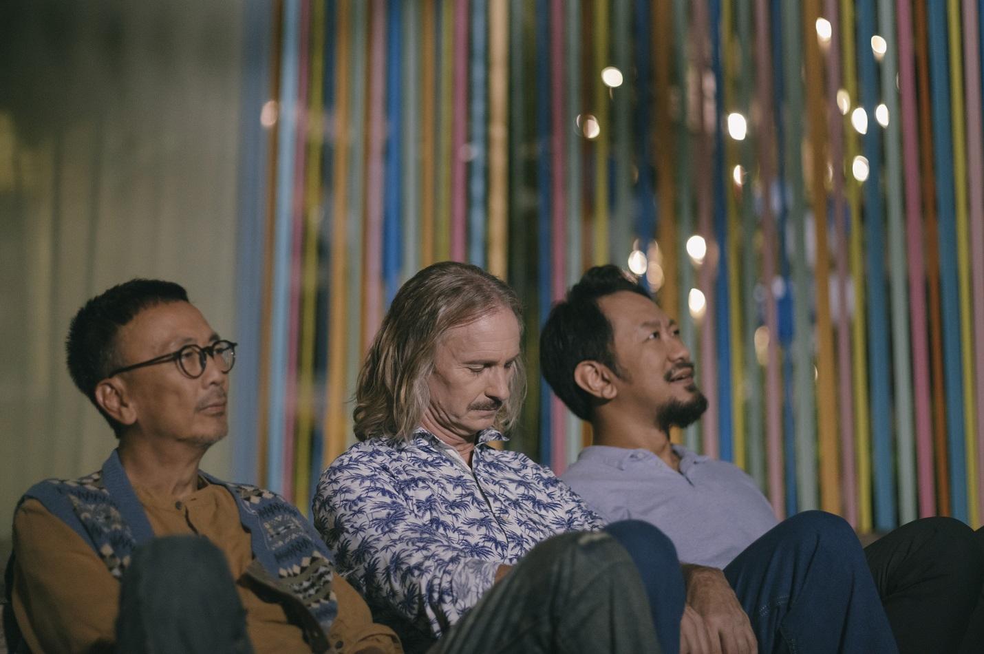 三兄弟借酒消愁,喝了一晚。(《野人老師》劇照)