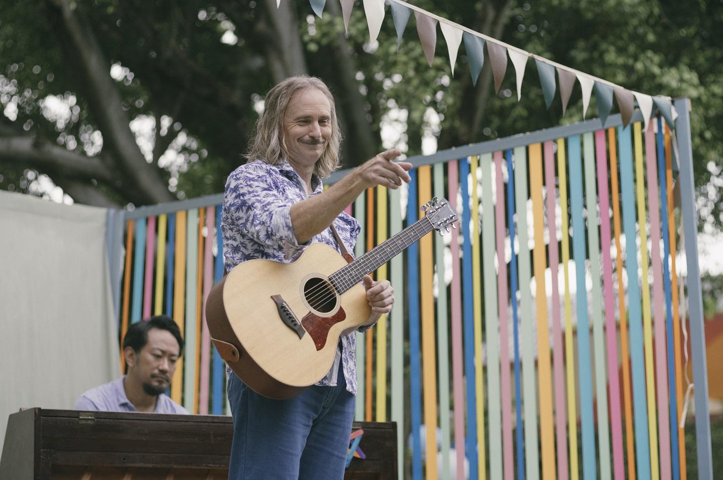 病重的東尼在演唱會中表演。(《野人老師》劇照)