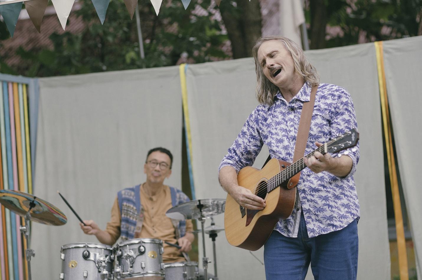 患重病的東尼在演唱會中表演。(《野人老師》劇照)