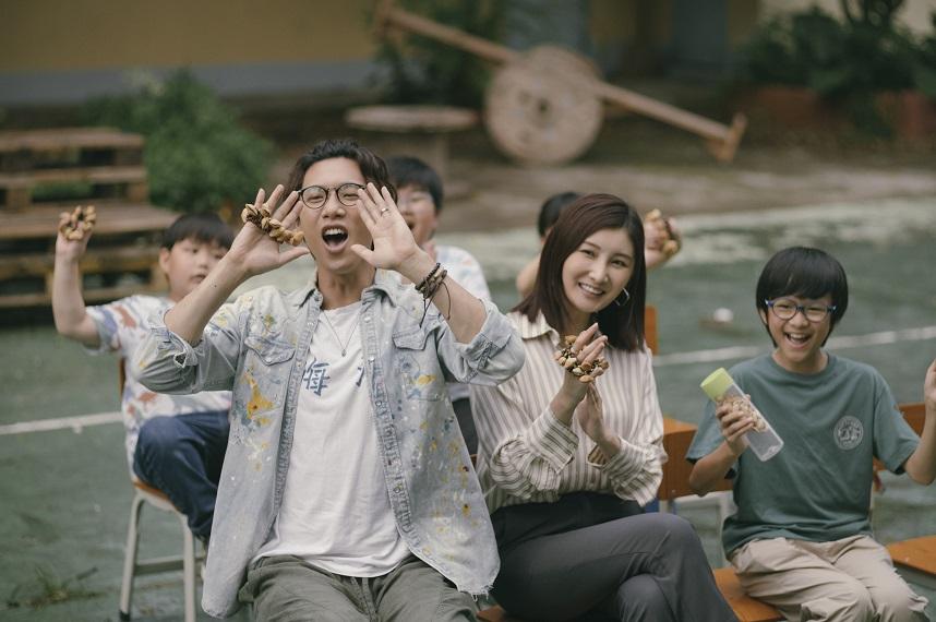 眾人為東尼舉行一場沒有眼淚、只有歡呼聲的演唱會。(《野人老師》劇照)