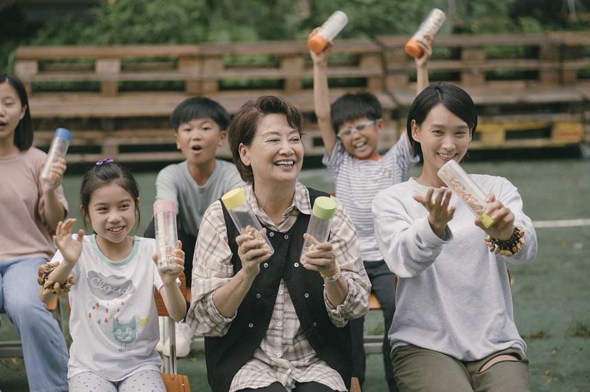 眾人為東尼舉行一場沒有眼淚、只有歡呼聲的演唱會。(《野人老師》劇照)