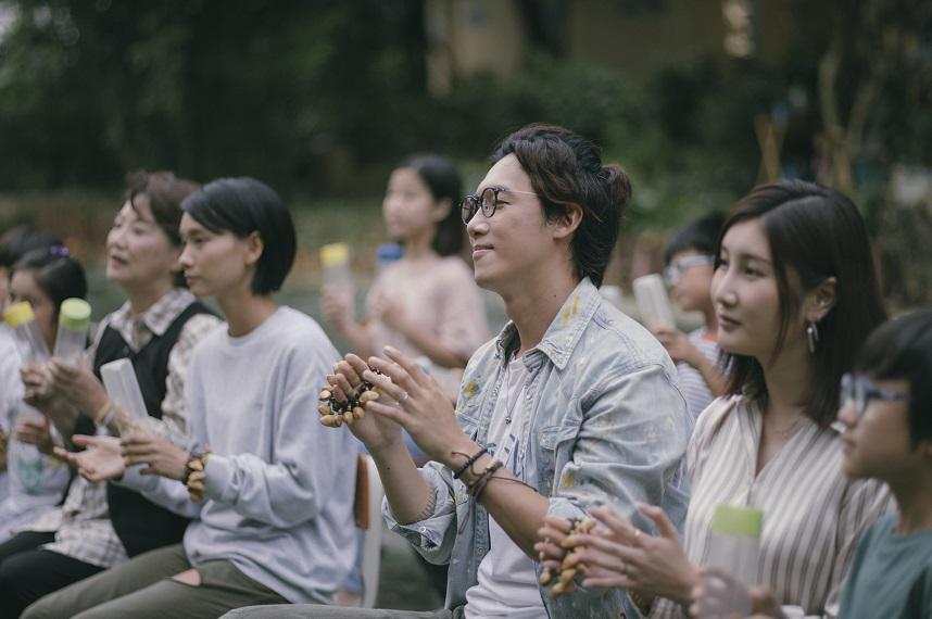 眾人為東尼舉行一場沒有眼淚、只有歡呼聲的演唱會。(《野人老師》劇照)