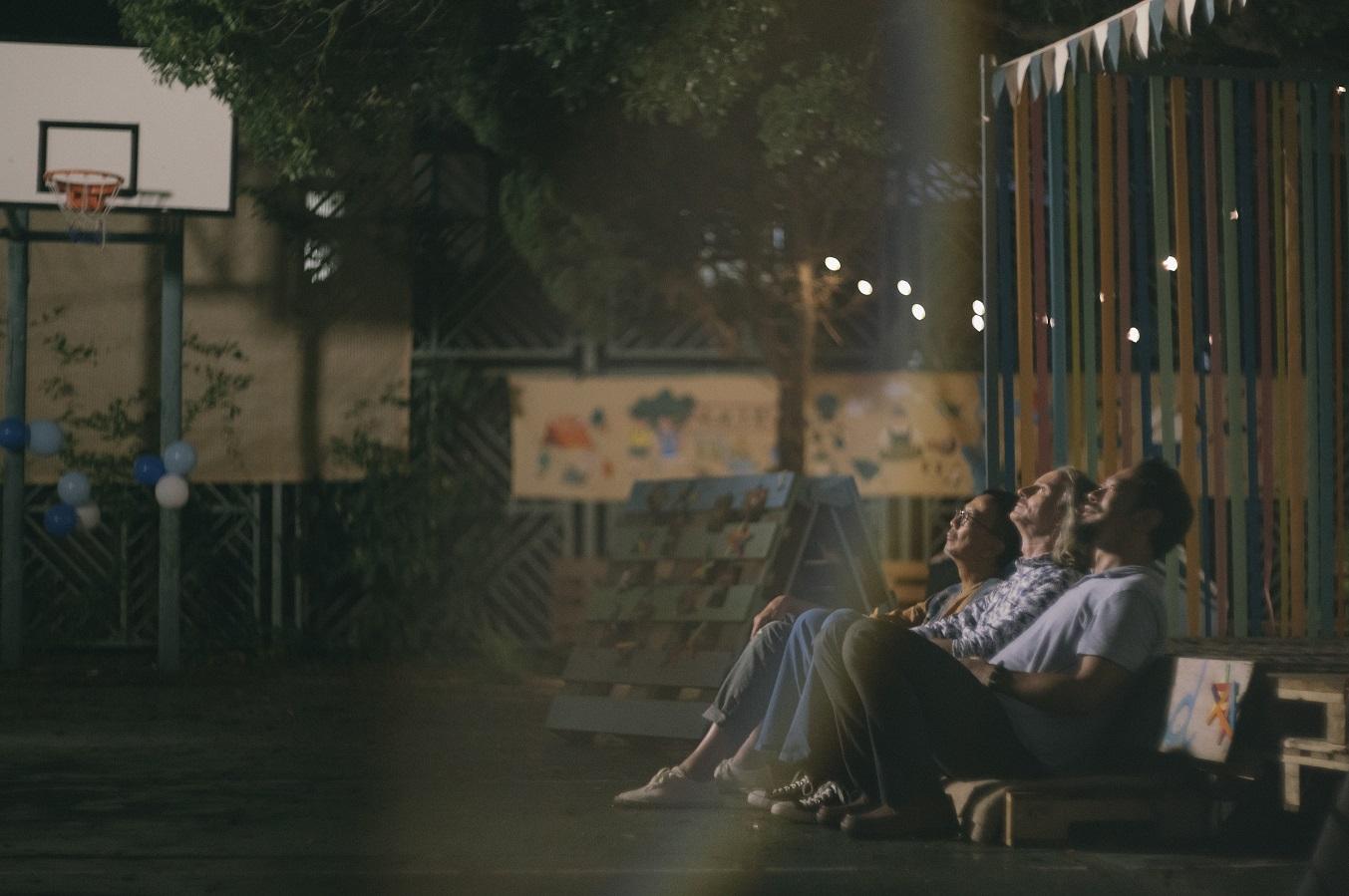 三兄弟借酒消愁,喝了一晚。(《野人老師》劇照)