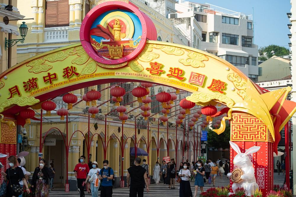 澳門旅遊業開始復甦,國慶假首4日入境旅客較去年暴增。(中通社)