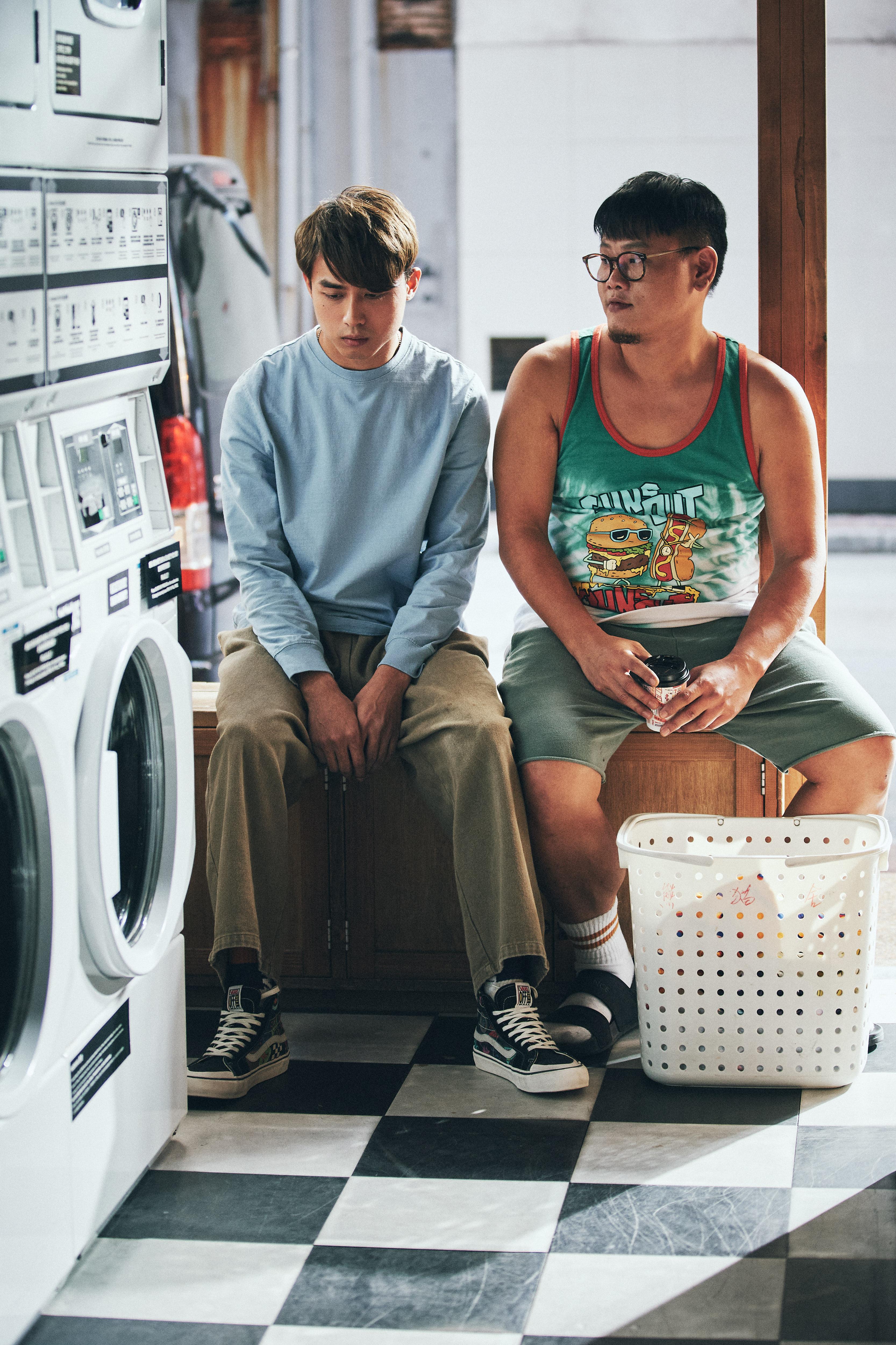 AK與白只在片中是好友兼同屋主。