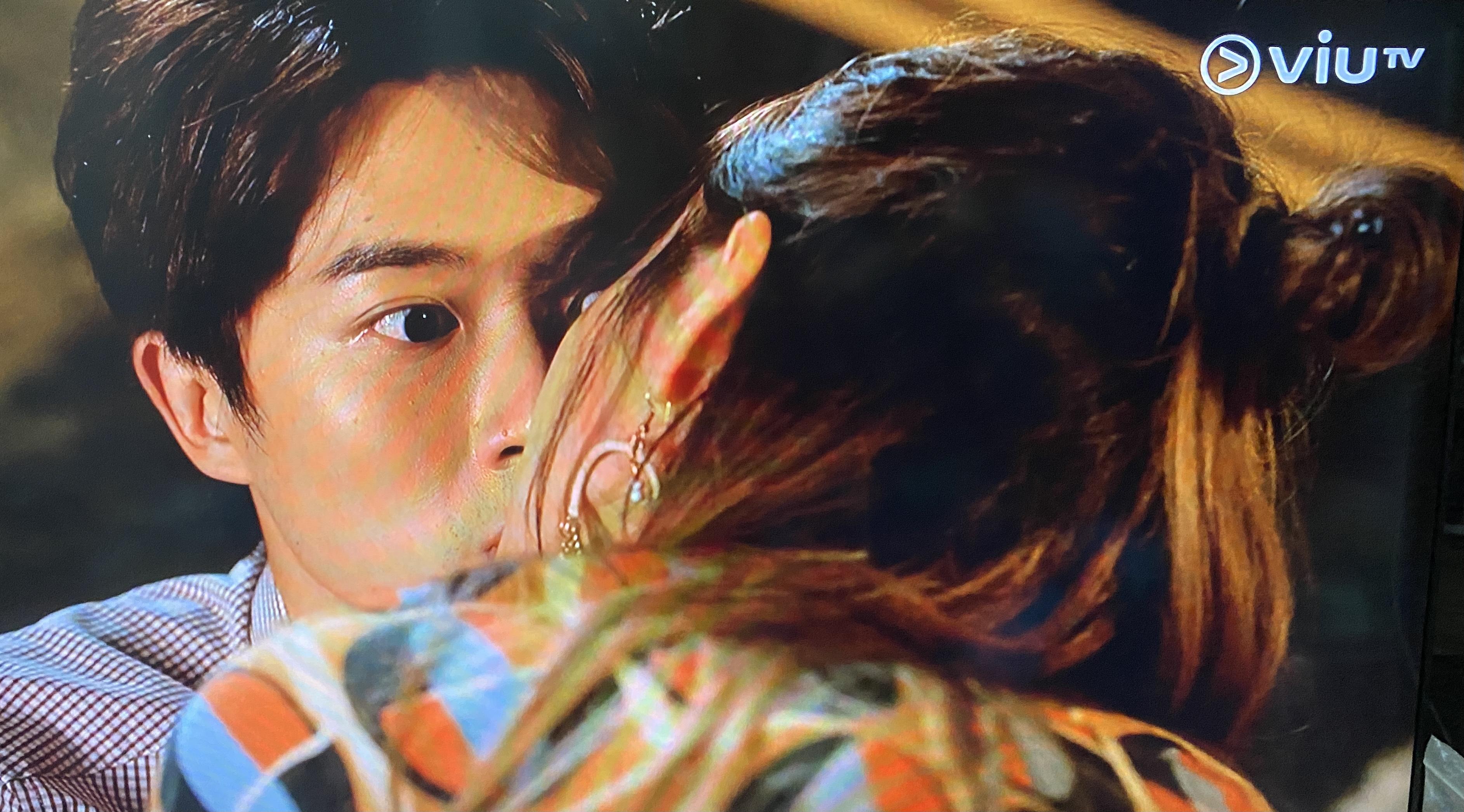 被強吻的Frankie一臉茫然,仍保持超高顏值。