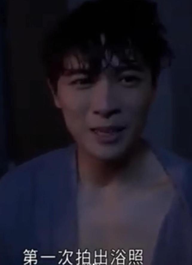 Frankie在《野人老師》製作特輯中首次「出浴」。