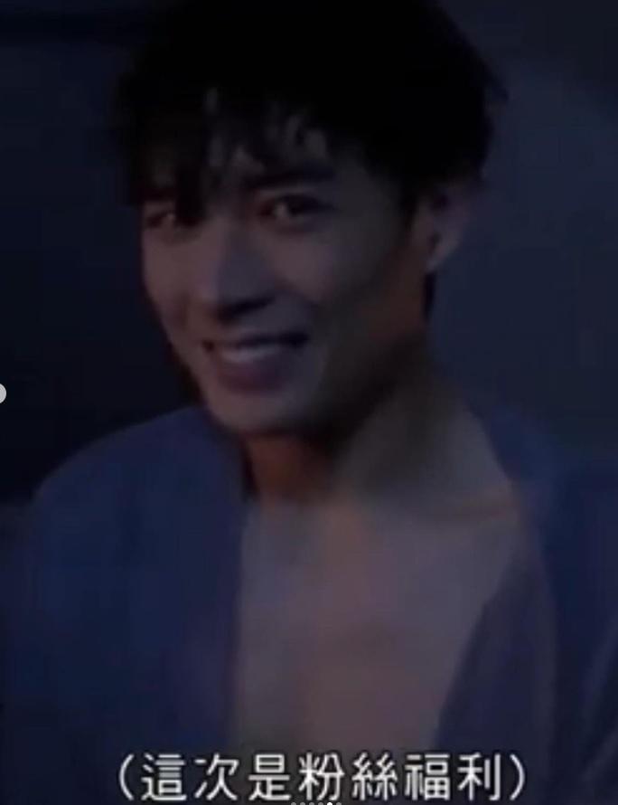 Frankie在《野人老師》製作特輯中大派福利。