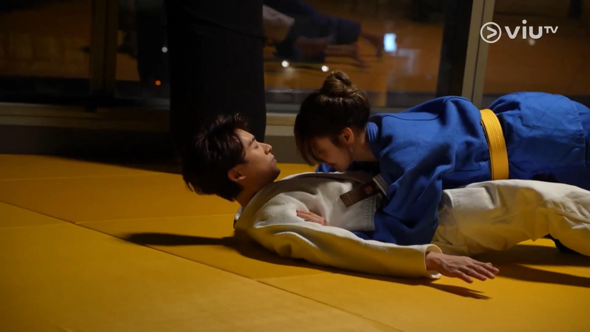 Frankie在《野人老師》與羅允芝首次見面便要拍咀戲。