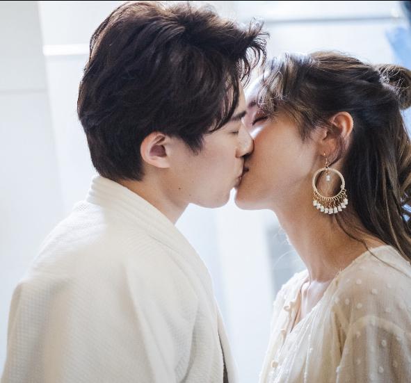 Frankie與羅允芝這一吻,終於確認彼此關係。(《野人老師》劇照)