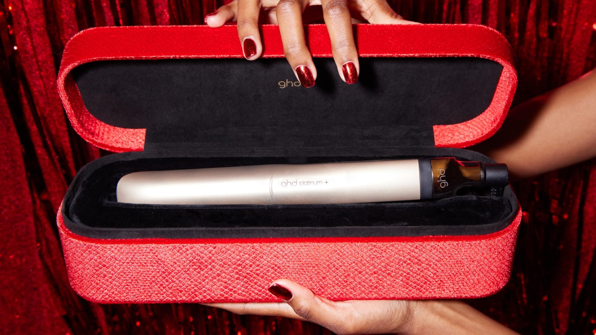 香檳金色ghd PLATINUM+專業智能造型夾 $2,395 (價值$2,695): 王牌專業智能造型夾,備有先進智能Ultra-zone技術,能因應頭髮調節熱度及預測個人頭髮需要,令髮絲更強靭,增加髮色保護效果,同時提升秀髮光澤度。