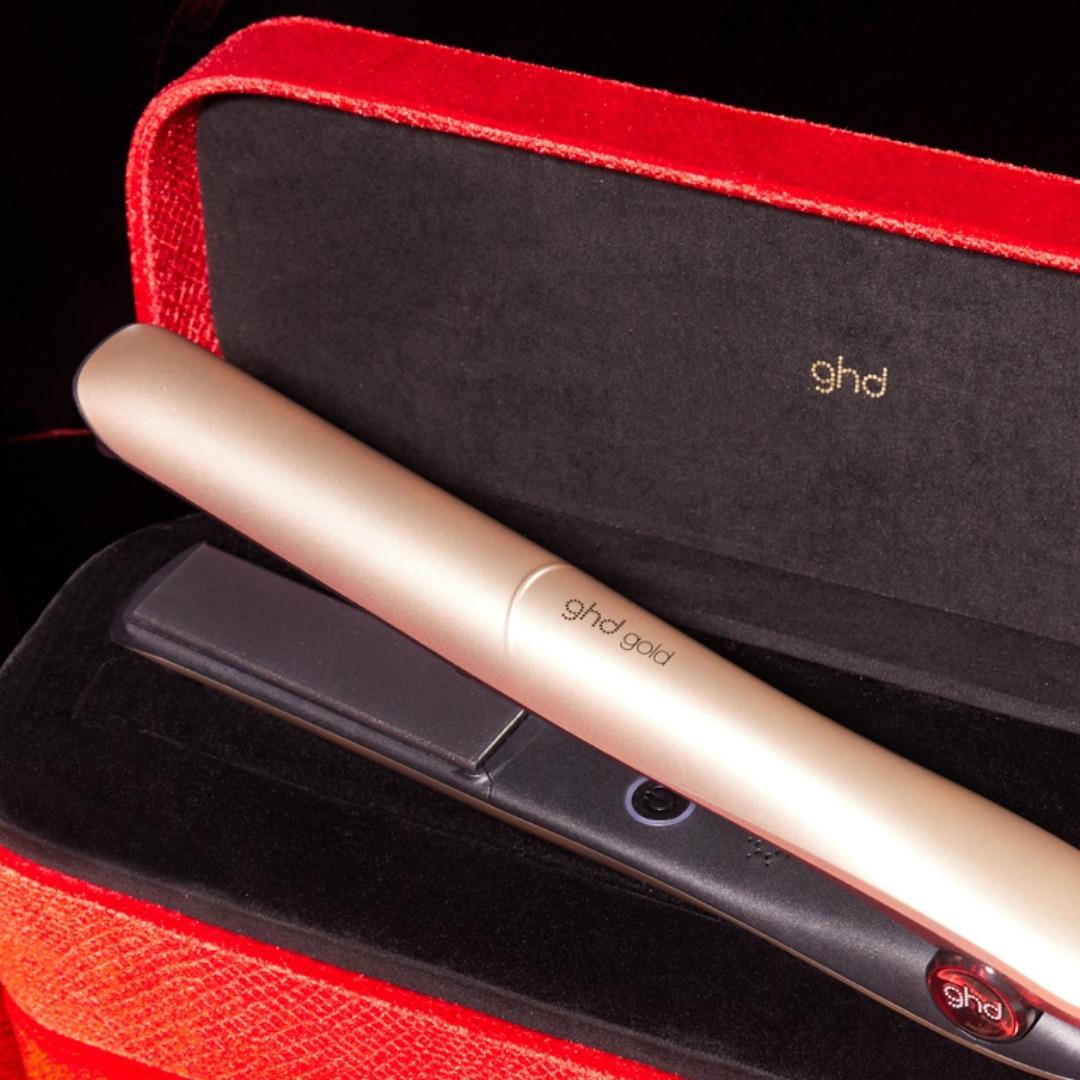 香檳金色ghd GOLD造型夾 $1,895 (價值$2,195) : 經典gold造型夾備有Dual-zone技術,塑造出髮廊級造型效果,令頭髮更柔順、更光滑和健康。