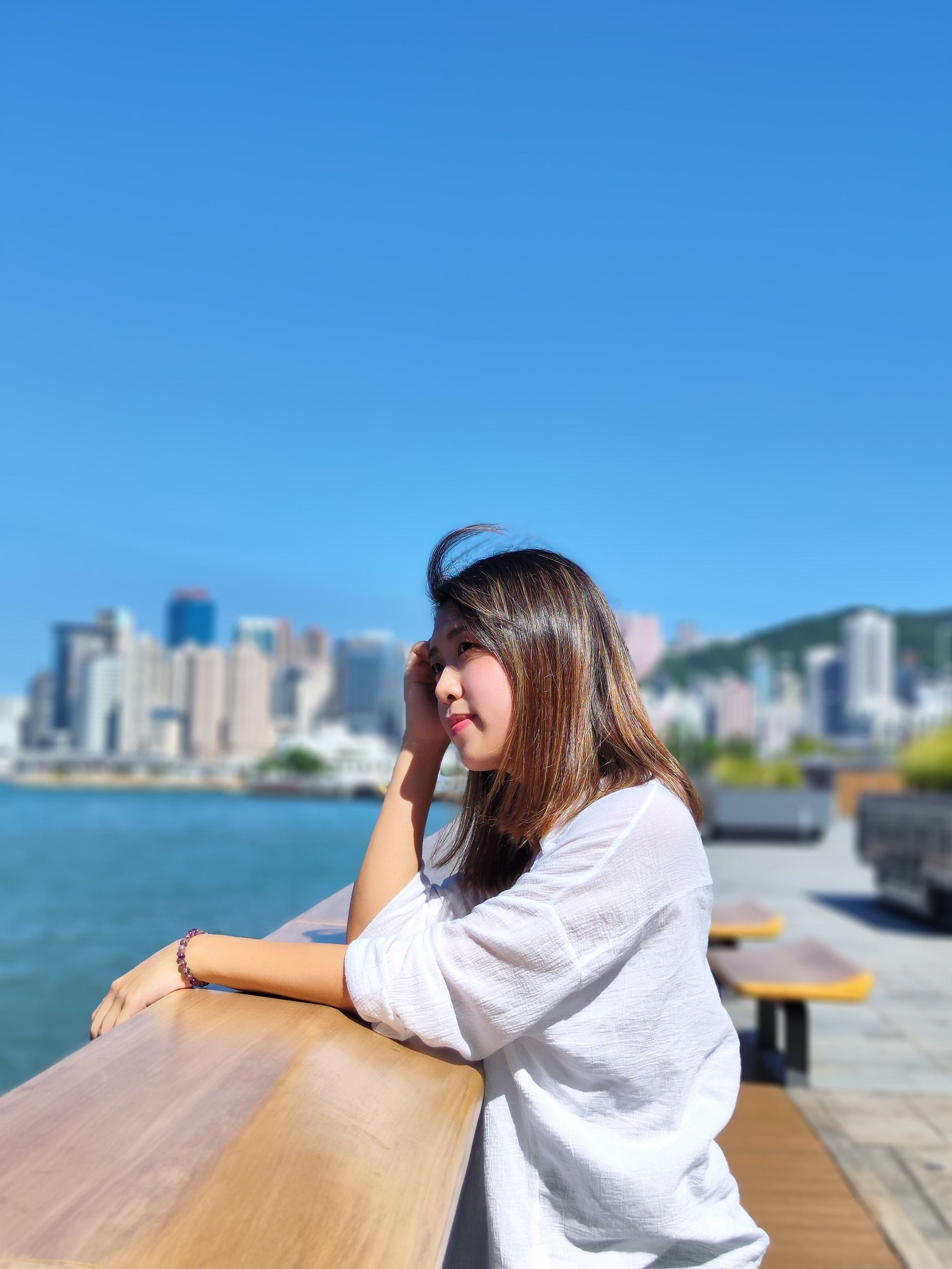 人像模式會啟動AI美白柔膚,可見臉色相當紅潤自然。