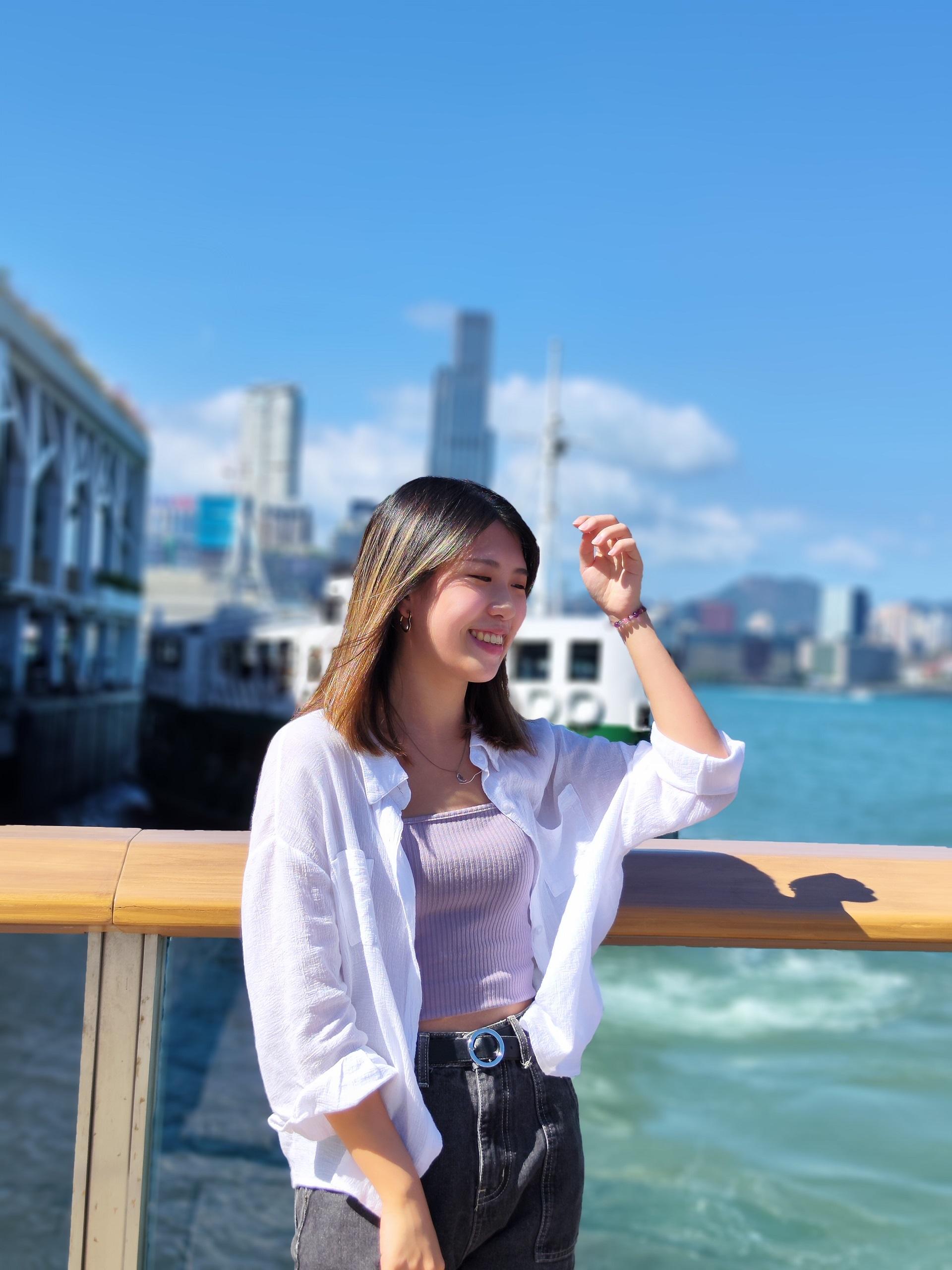 小編再搵另一女同事Annie影灣仔海傍,淺景深效果出色,攝下文青不經意一刻。