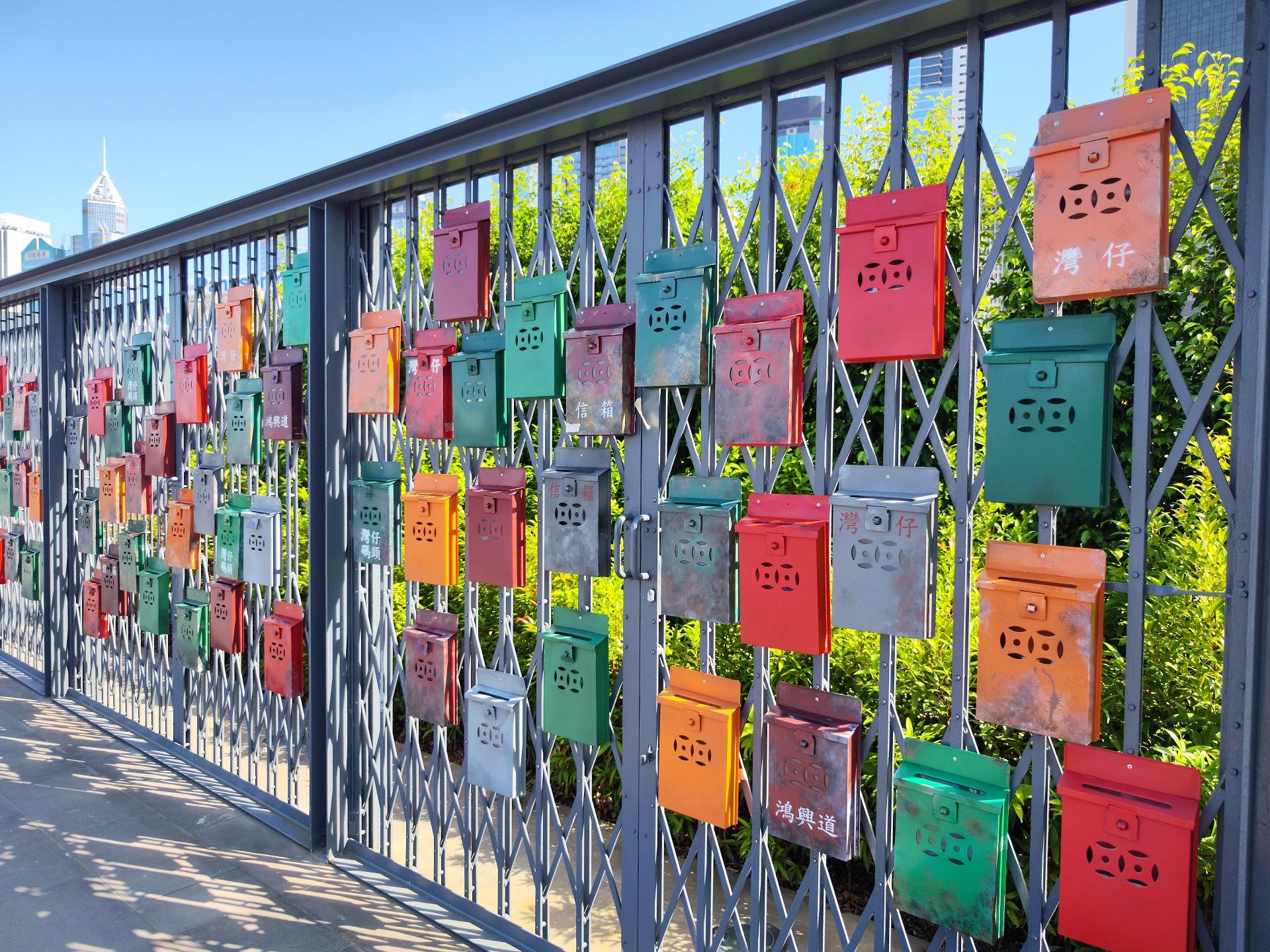 喺灣仔碼頭海傍實拍,用2億像素模式拍攝傳統舊式唐樓信箱嘅裝置藝術品。