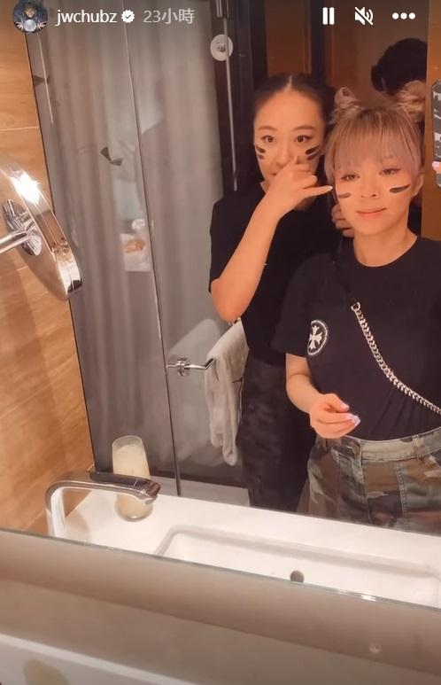 陳瀅在JW的臉畫上花紋。