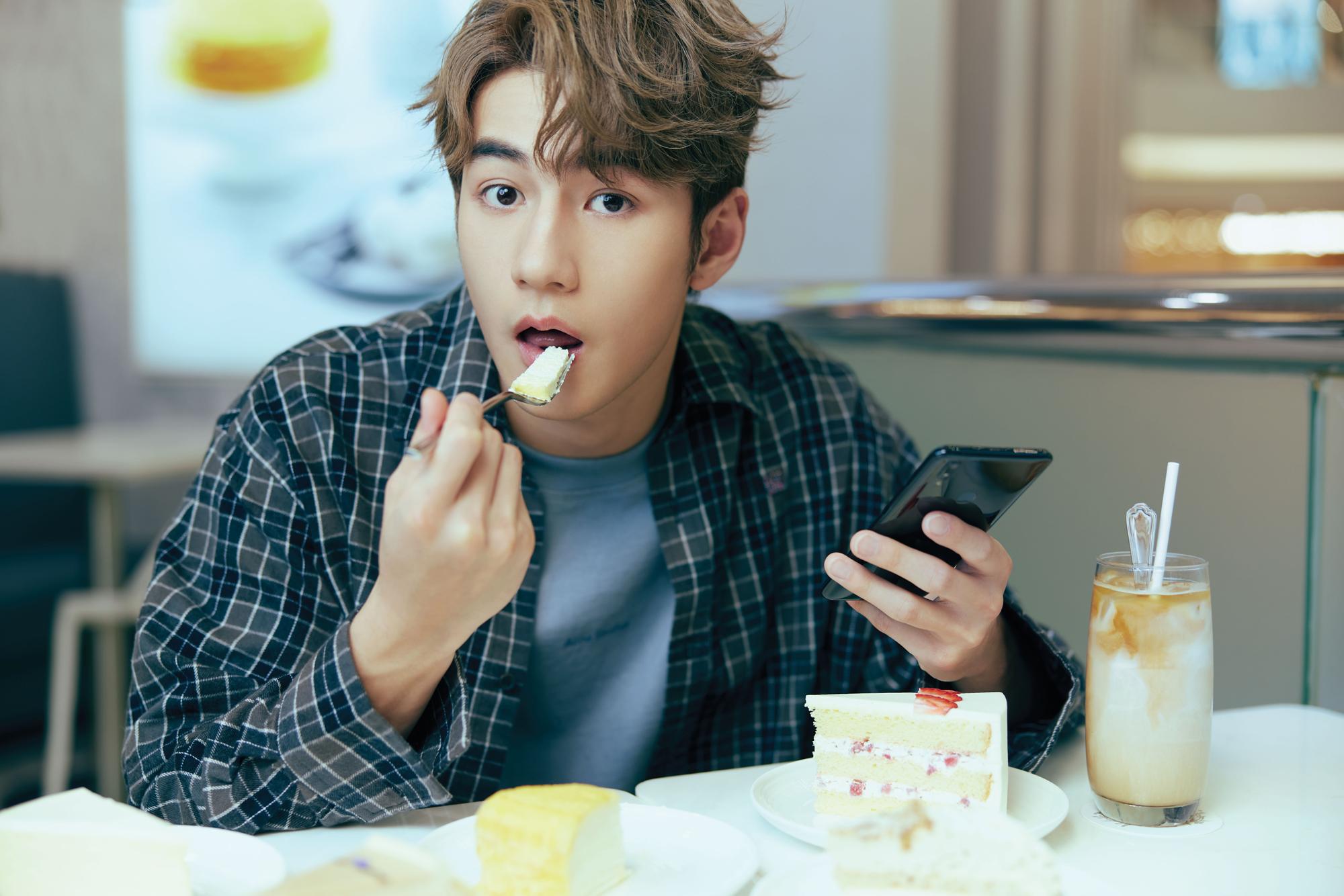 Jeffrey可盡情吃甜品。