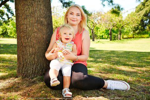 Jess Smith抱住第二代太陽BB的合照,一度被網民誤傳是親子關係。