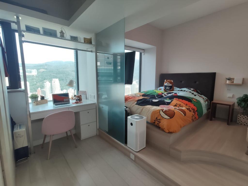 由兩個睡房打通的主人房,設有地台,並以磨砂玻璃將書房空間分隔,設計精緻細心。