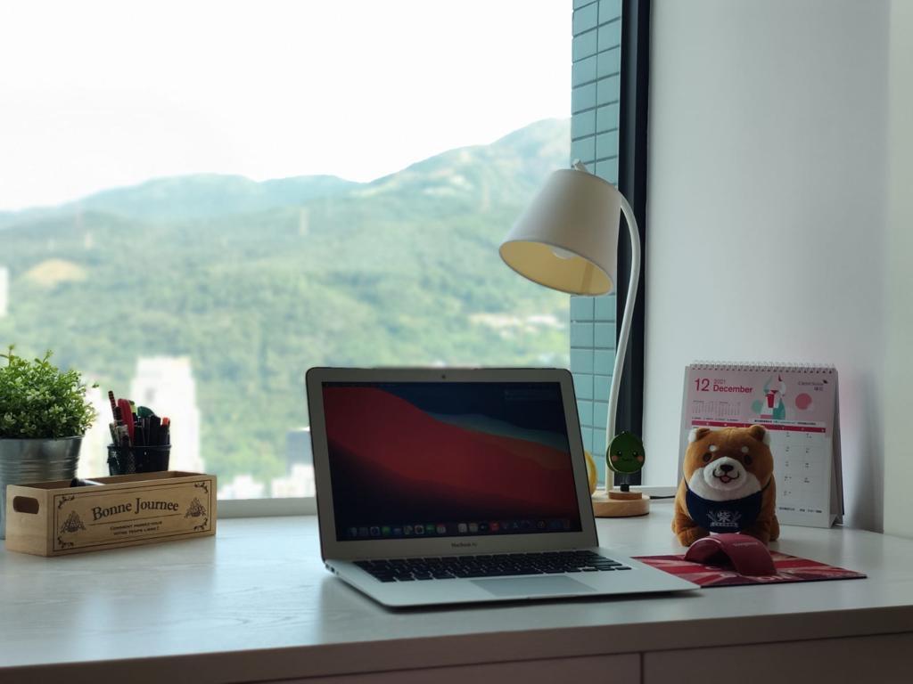 主人房內的書房外望翠綠山景,工作或閱讀倦了,只要望望窗外,即能紓緩疲憊感。