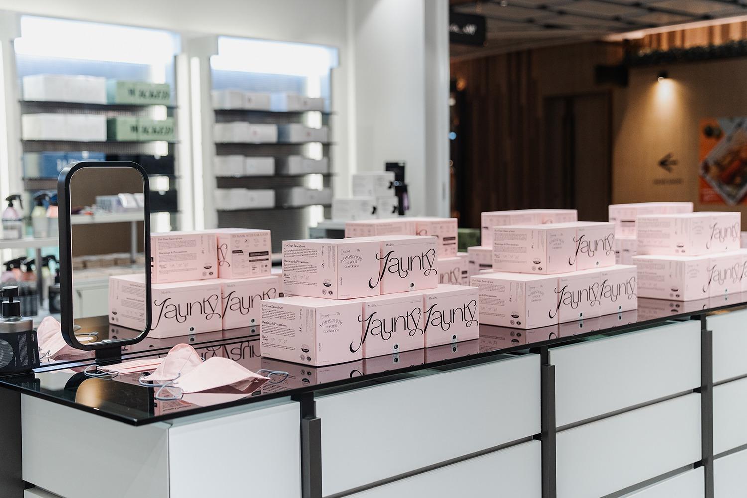 全新MO Avenue概念店比舊址更寬敞廣闊,設計保留簡約時尚的黑、白、灰基調,與整齊排列的多色系口罩形成強烈對比。