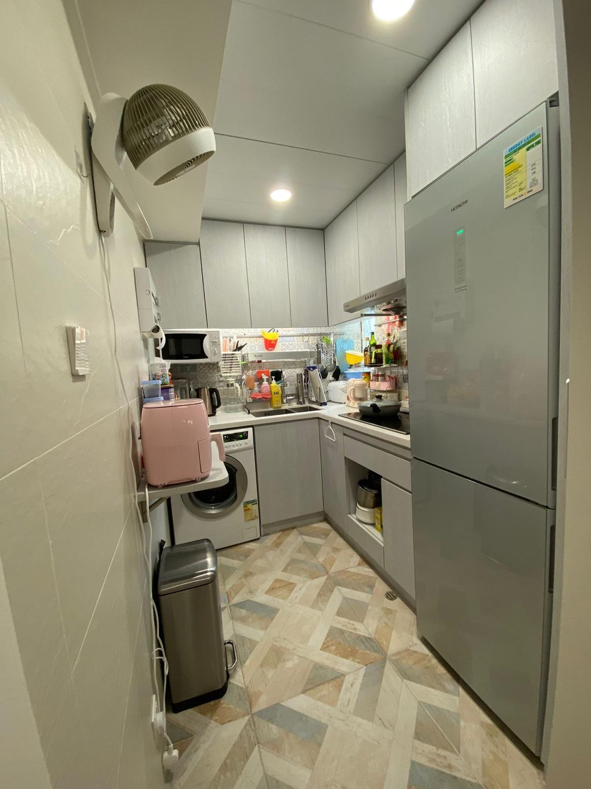 廚房裝修雅緻,用料不俗兼仍新淨。