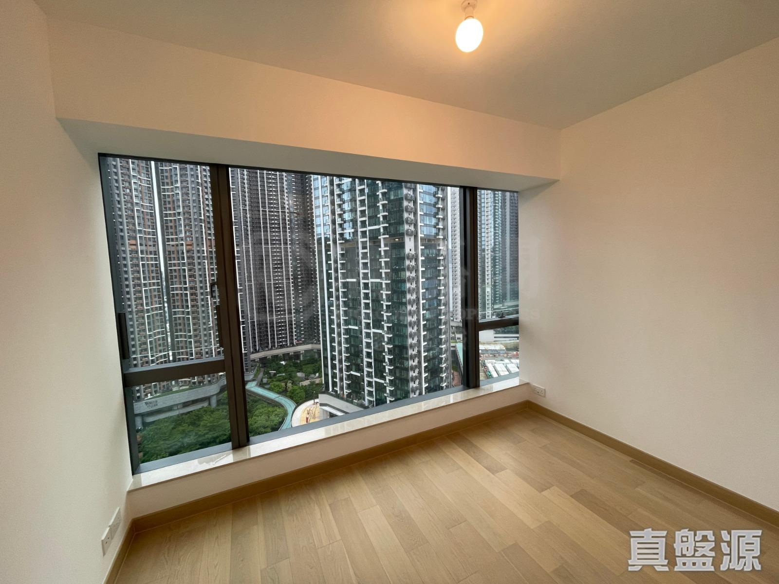 主人套房擁落地大玻璃窗,空間闊落。(代理提供相片)