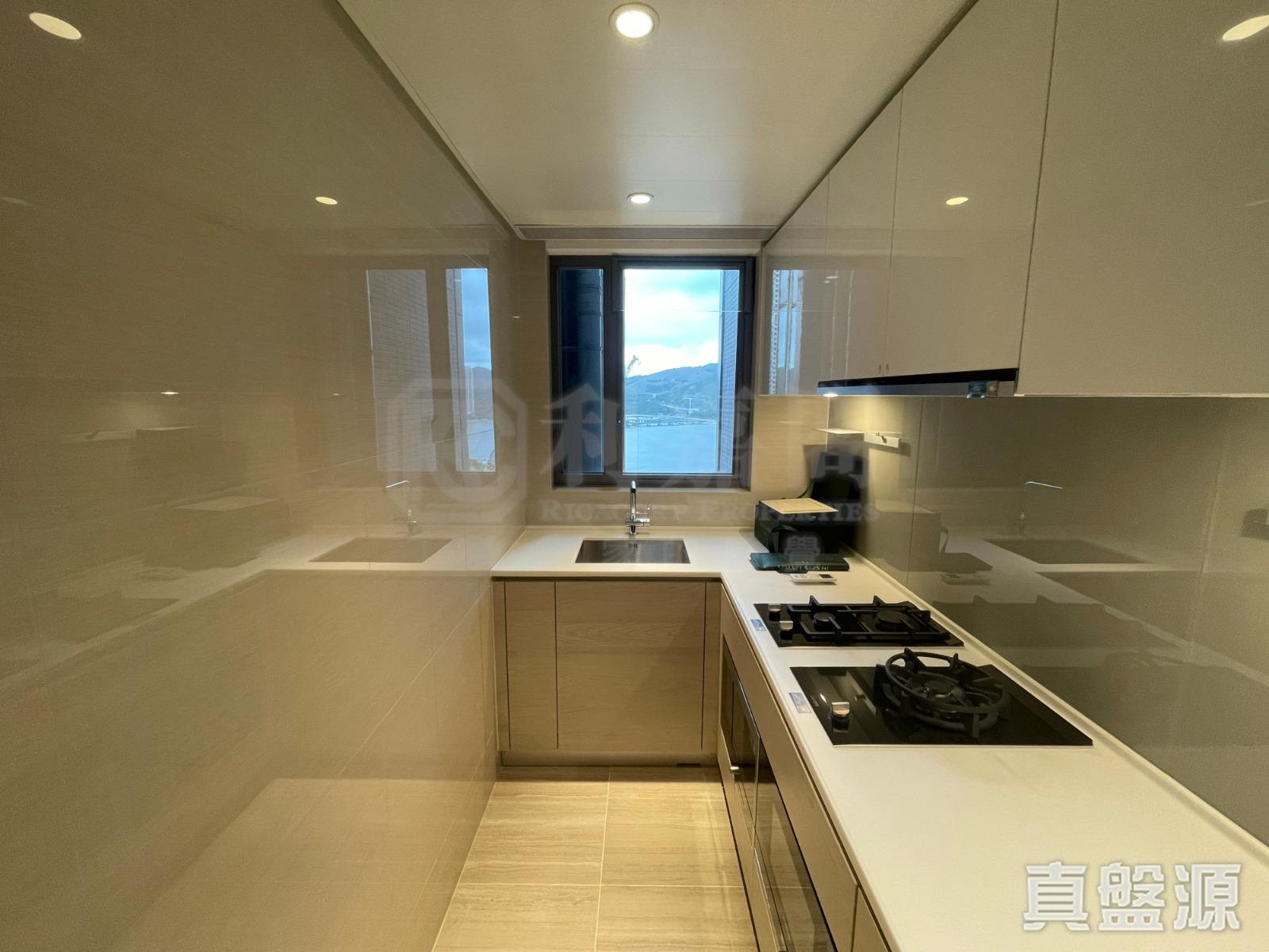 廚房呈長主形,配套簇新。(代理提供相片)