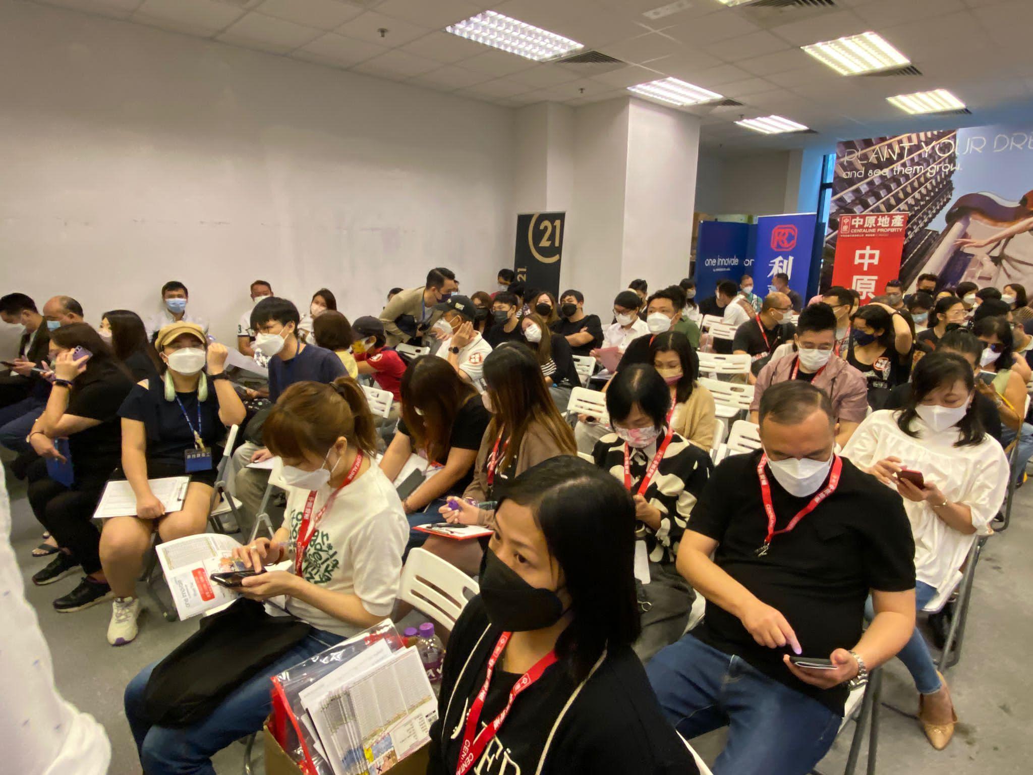 ONE INNOVALE-Bellevue售樓處有不少準買家等候揀樓。