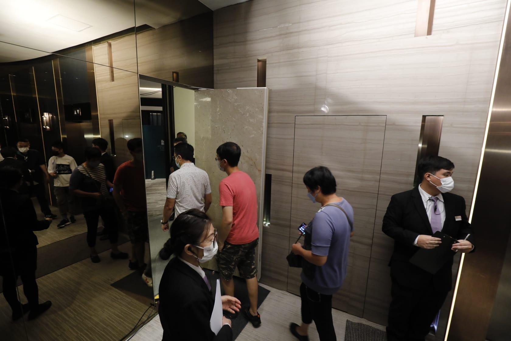 恒基地產粉嶺北新盤ONE INNOVALE第2期ONE INNOVALE-Bellevue,今日次輪開賣價單143伙及標售12伙,大批準買家一早已在售樓處等候揀樓。(林俊源攝)