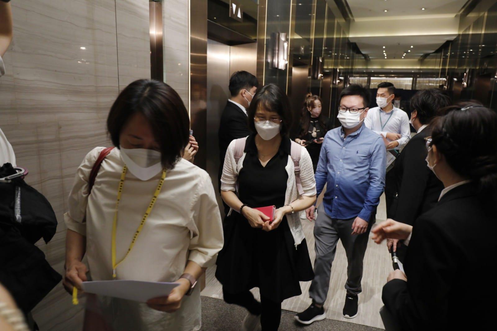 恒基地產粉嶺北新盤ONE INNOVALE第2期ONE INNOVALE-Bellevue,今日次輪開賣價單143伙及標售12伙,大批準買家一早已在售樓處等候揀樓。(林俊源攝)