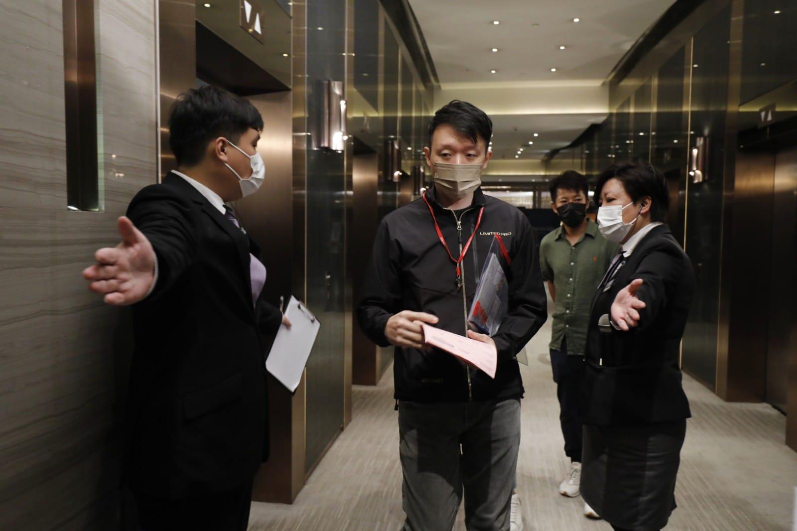 恒基地產粉嶺北新盤ONE INNOVALE第2期ONE INNOVALE-Bellevue,今日次輪開賣價單143伙及標售12伙,大批準買家一早已在售樓處等候揀樓。(林俊源攝)