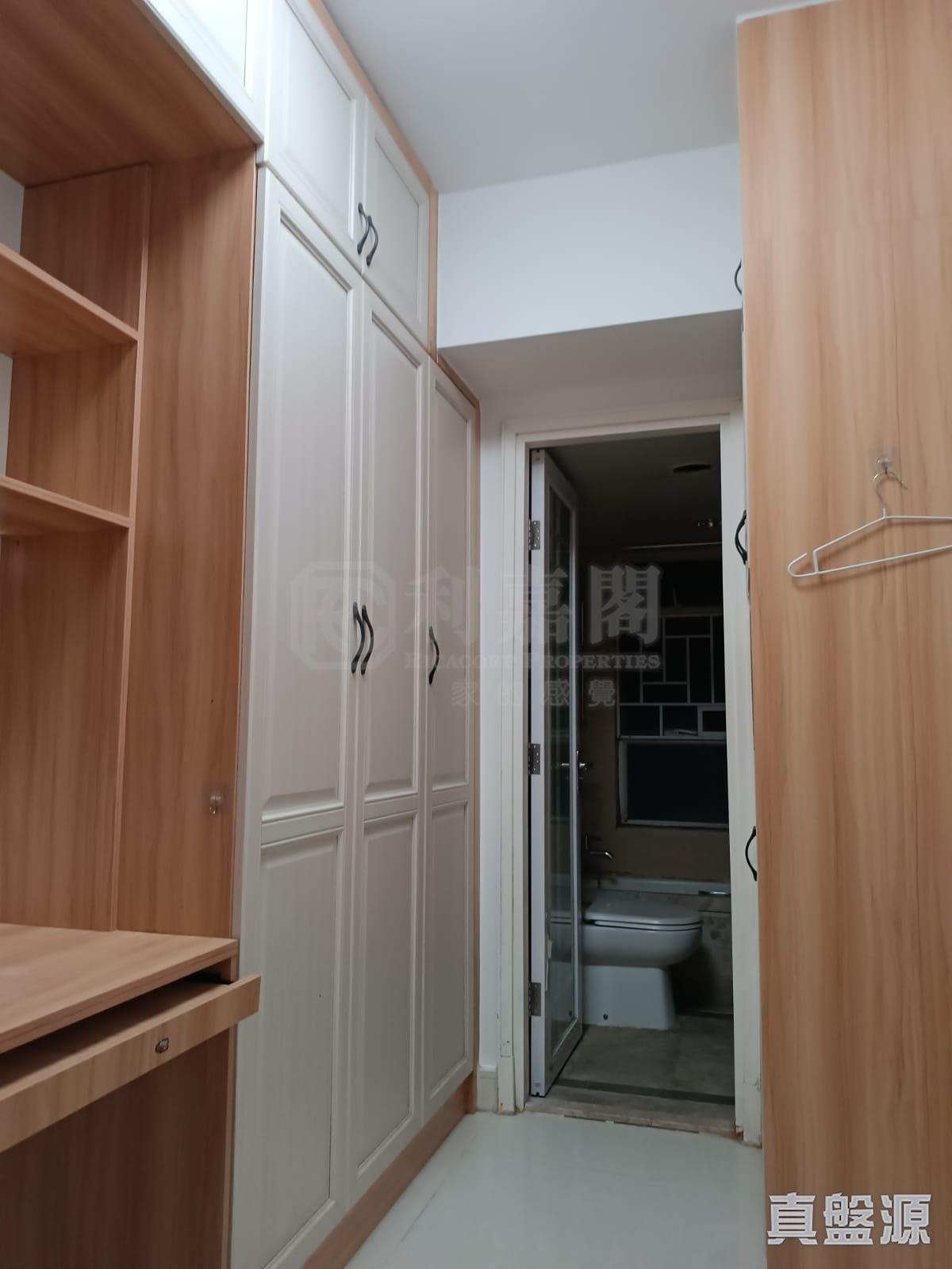 單位設有不少梗櫃,收納空間相當多。(代理提供相片)