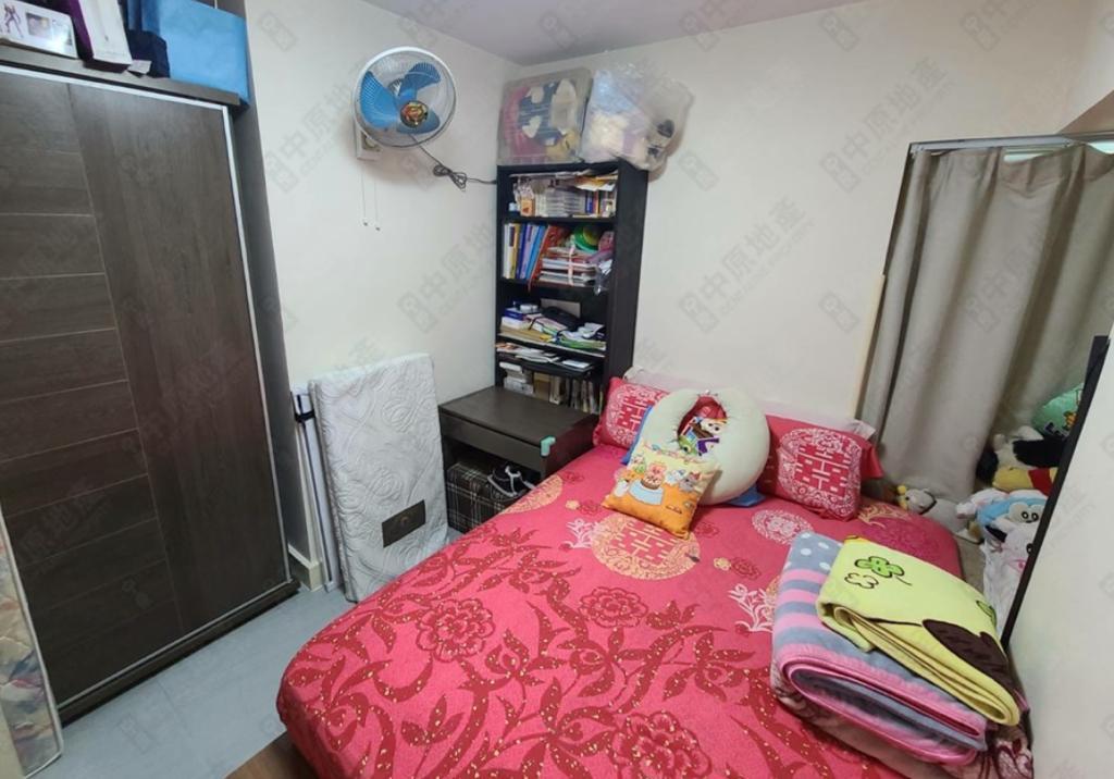 主人房擺放4呎睡床和大衣櫃等傢具後,仍有不少活動空間。